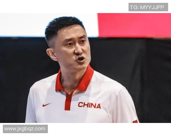 杜锋背心拖鞋引发热议中年发福的排骨飞人展现真实一面